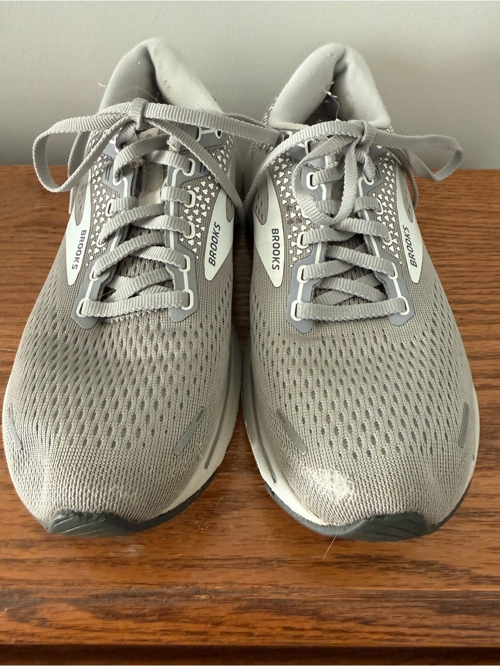 Brooks Men's Light Grey Athletic Running Shoes